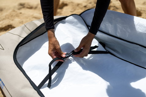 Duotone Wing Team Bag Boardtasche Detailansicht Innenraum mit Gurtsystem am Strand