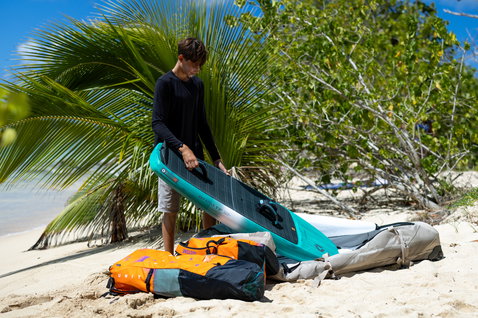 Duotone Wing Team Bag am Strand beim Verstauen von Wing-Foil-Ausrüstung für die Reise