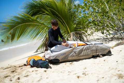 Duotone Team Bag Wing Foil Boardtasche beim Reisen am Strand mit Palmen