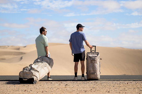 Duotone Travelbag sac de voyage lors d'un voyage sur une route désertique avec des dunes