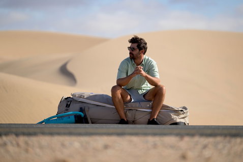 Duotone Daypack sac à dos 40l en pose sur des dunes de sable désertiques en beige sable