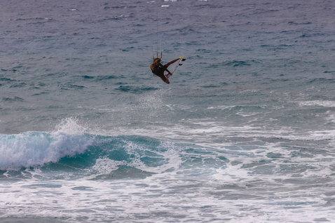 Duotone Whip D/LAB tabla de kitesurf durante kitesurf en playa oceánica
