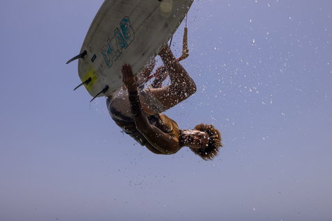 Duotone Whip D/LAB tabla de kitesurf durante el kitesurf en el océano abierto