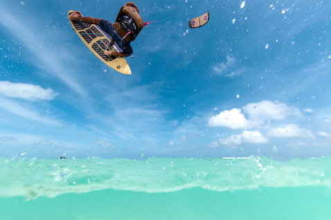 Duotone Blur SLS tavola da kitesurf wave durante il kitesurf in una laguna tropicale con acqua piatta
