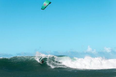 Duotone Blur SLS wave kiteboard durante il kitesurf in grandi onde sull'oceano aperto