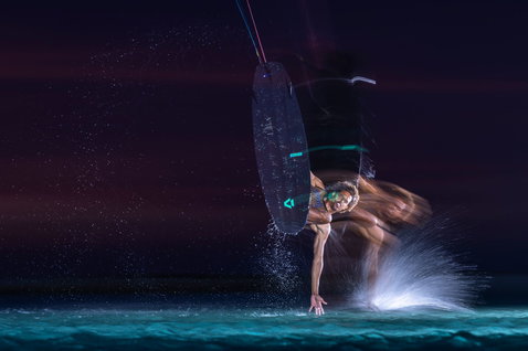 Duotone Provoke strapless kiteboard 5'1" durante il kitesurf su una spiaggia oceanica