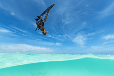Duotone Provoke kite surfboard durante il kitesurf nell'oceano tropicale