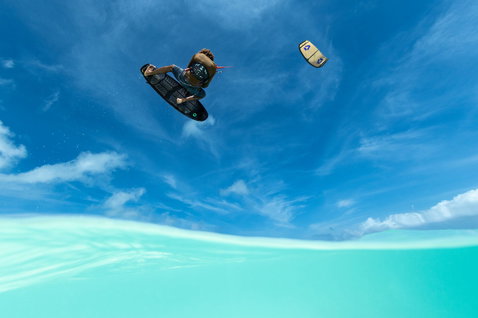 Duotone Provoke strapless freestyle kiteboard durante il kitesurf in una laguna tropicale turchese