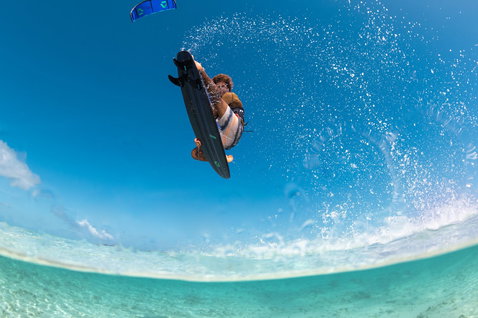 Duotone Provoke kiteboard surfboard senza straps 5'1" durante il kitesurf in una laguna tropicale con acqua limpida