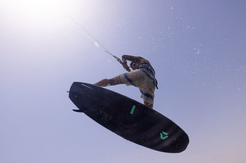 Duotone Provoke tavola da kitesurf freestyle senza strap durante il kitesurf sopra l'acqua aperta