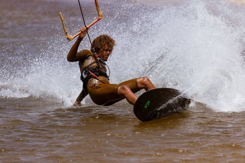 Duotone Provoke kiteboard freestyle senza straps 5'1" durante il kitesurf in acque aperte