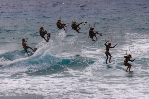 Duotone Volt D/LAB wave kiteboard en kitesurf sur la plage de l'océan