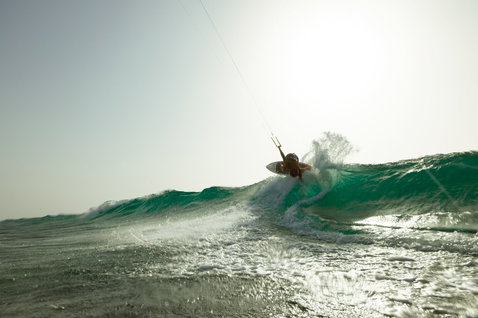 Duotone Volt D/LAB planche de surf lors du surf de vagues sur la plage