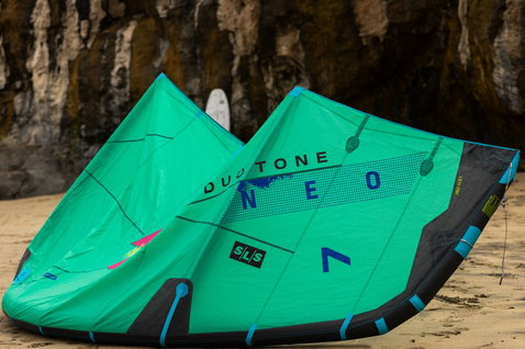 Duotone Neo SLS LEI Kite in smaragdgrün mit dunkelgrau, cyan und magenta