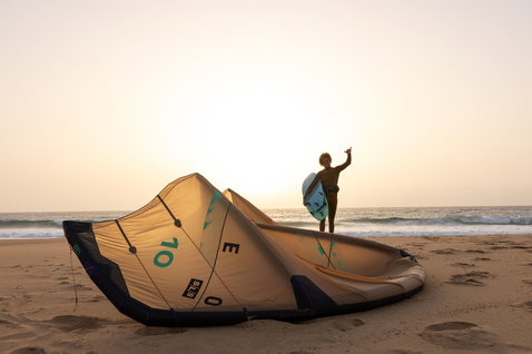 Duotone Neo SLS LEI Kite beim Wellenreiten im Ozean