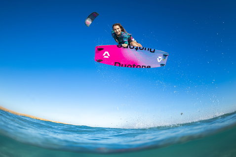 Duotone Dice SLS LEI Kite beim Kitesurfen am Strand am Meer