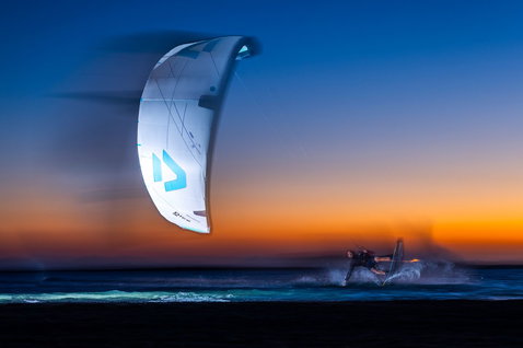 Duotone Dice SLS LEI Kite beim Kitesurfen an einem Ozeanstrand