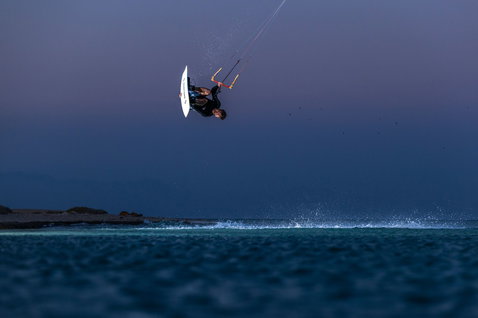 Duotone Dice SLS LEI Kite beim Kitesurfen am Ozeanstrand