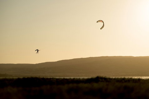 Duotone Dice SLS LEI Kite beim Kitesurfen an der Küste