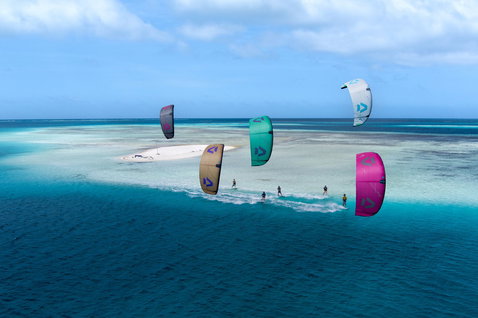 Duotone Dice SLS LEI Kite beim Kitesurfen in einer tropischen Ozeanlagune mit Sandbank