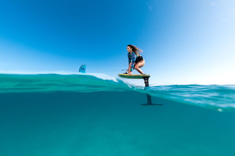 Duotone Soar SLS foil kiteboard lors du foiling en océan tropical