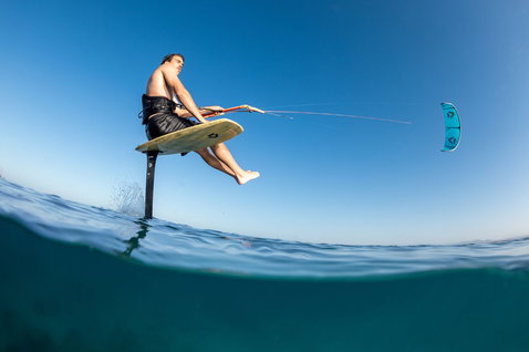 Duotone Soar SLS foil kiteboard lors d'une session de foiling en plein océan