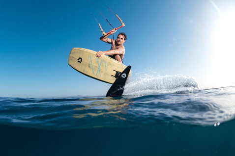 Duotone Soar SLS foil kiteboard en foiling sur l'océan ouvert