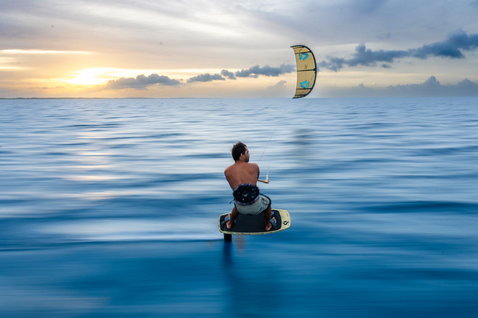 Duotone Soar SLS foil kiteboard en foiling dans un lagon tropical aux eaux calmes