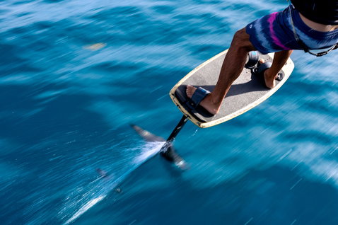 Duotone Soar SLS kiteboard de foil lors du foiling en océan ouvert