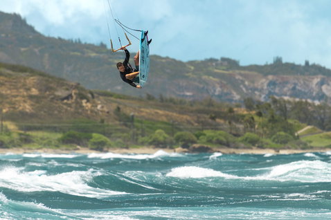 Duotone Traction Pad Front lors du kitesurf dans l'océan sur une côte tropicale avec montagnes
