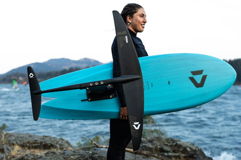 Duotone Monobloc-Tail PX D/LAB Carbon-Heckschwinge beim Wing Foiling am Fluss in Hood River