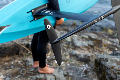 Duotone Monobloc-Tail PX D/LAB Carbon-Stabilisator beim Wing Foiling an der Küste