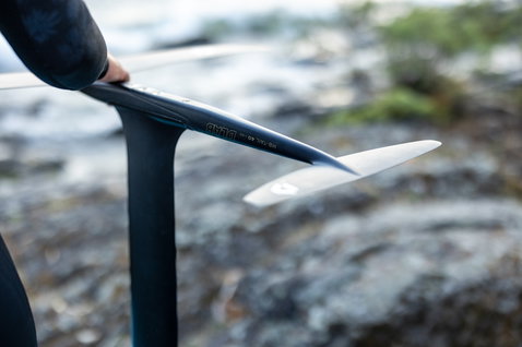 Duotone Monobloc Tail PX D/LAB Carbon-Foil-Stabilisator 40 beim Wing Foiling an der Felsenküste