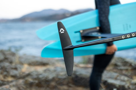 Duotone Monobloc Tail PX D/LAB Carbon-Heckflügel beim Wing Foiling an der felsigen Küste in Hood River