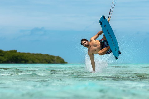 Duotone TS Big Air SLS twin-tip kiteboard lors du kitesurf dans un lagon tropical