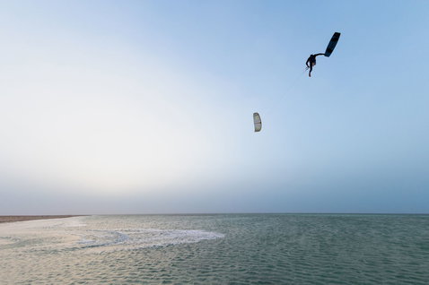 Duotone TS Big Air SLS planche de kitesurf twin-tip lors de kitesurf sur la plage