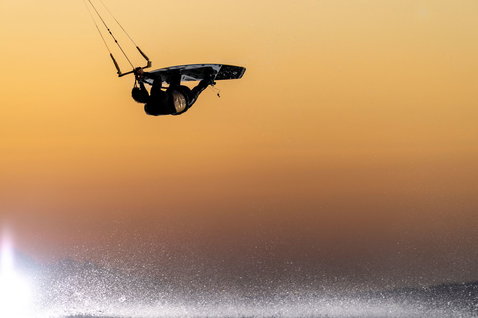 Duotone TS Park kiteboard twin-tip 151cm en train de faire du kitesurf sur l'océan