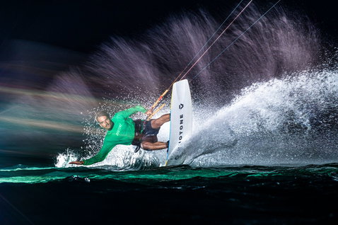 Duotone TS Park twin-tip kiteboard en kitesurf sur l'océan ouvert la nuit
