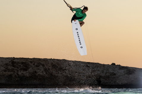 Duotone TS Park twin-tip kiteboard lors du wakestyle sur la côte océanique avec falaises rocheuses