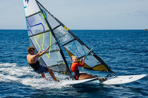 Duotone Eagle D/LAB Customized board de windsurf lors du windsurf en océan ouvert