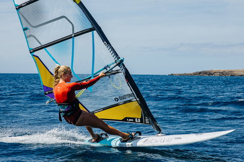 Duotone Eagle D/LAB planche de windsurf 148L en train de faire du windsurf en océan ouvert