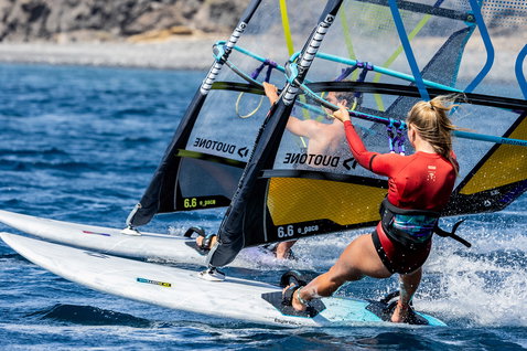 Duotone Eagle D/LAB planche de windsurf lors de windsurf en océan ouvert avec côte rocheuse