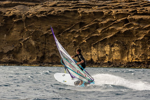 Duotone Eagle D/LAB planche de windsurf lors de windsurf sur une côte rocheuse