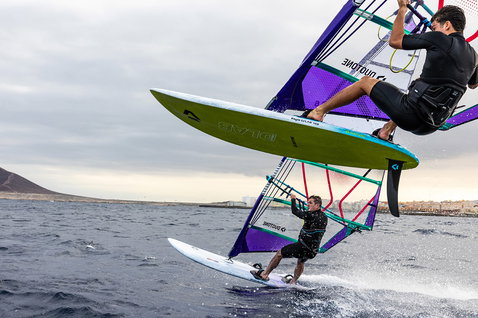 Duotone Eagle D/LAB planche de windsurf lors de windsurf sur côte océanique avec île rocheuse
