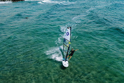 Duotone Eagle D/LAB planche de windsurf lors de windsurf freeride en eau océanique tropicale