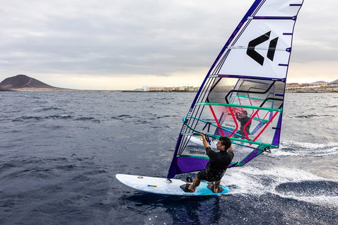 Duotone Eagle D/LAB planche de windsurf pendant le windsurf sur océan ouvert avec île volcanique en arrière-plan