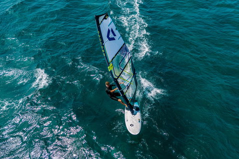 Board de windsurf Duotone Eagle D/LAB en train de surfer sur l'océan