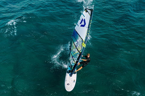 Duotone Eagle D/LAB planche de windsurf lors de windsurf sur l'océan ouvert