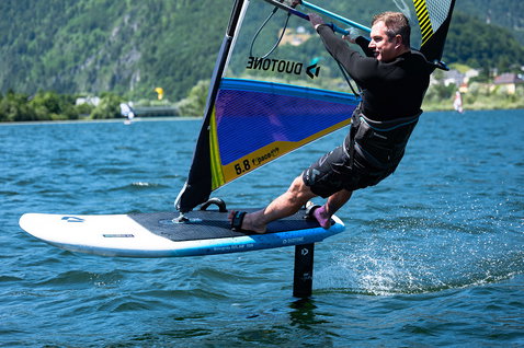 Planche de windsurf Duotone STINGRAY D/LAB lors du foiling sur un lac alpin