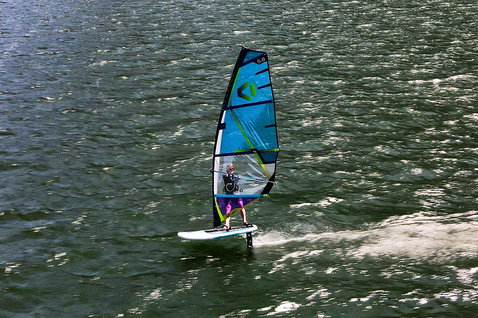 Duotone Stingray D/LAB planche de windsurf foil en train de faire du foiling sur un lac